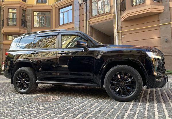  Toyota Land Cruiser 300 прокат позашляховик на весілля з водієм без водія