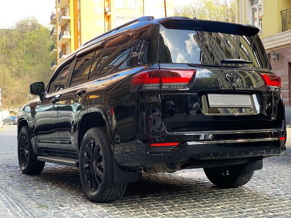  Toyota Land Cruiser 300 прокат позашляховик на весілля з водієм без водія