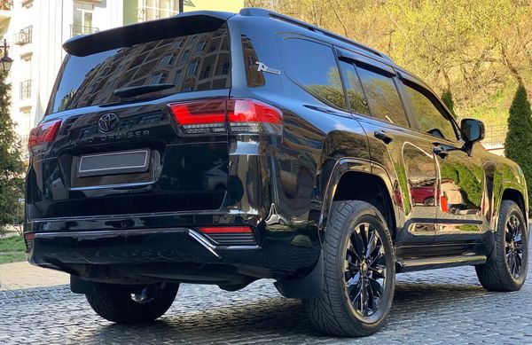  Toyota Land Cruiser 300 прокат позашляховик на весілля з водієм без водія
