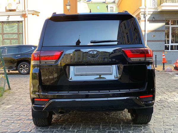  Toyota Land Cruiser 300 прокат позашляховик на весілля з водієм без водія