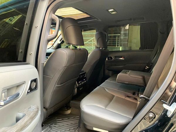  Toyota Land Cruiser 300 прокат позашляховик на весілля з водієм без водія