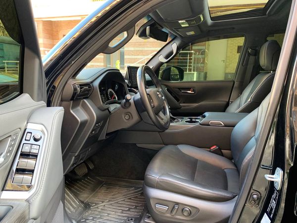  Toyota Land Cruiser 300 прокат позашляховик на весілля з водієм без водія