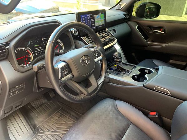  Toyota Land Cruiser 300 прокат позашляховик на весілля з водієм без водія