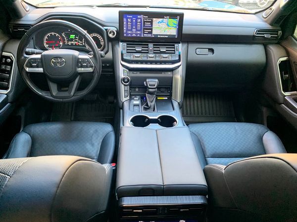  Toyota Land Cruiser 300 прокат позашляховик на весілля з водієм без водія