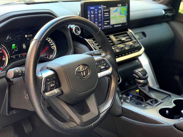  Toyota Land Cruiser 300 прокат позашляховик на весілля з водієм без водія