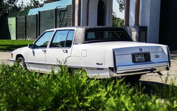 Cadillac Fleetwood белый аренда ретро авто на свадьбу