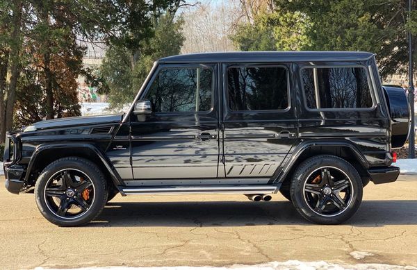 Джип Mercedes Benz G63 оренда прокат без водія з водієм на весілля мерс кубік гелентваген