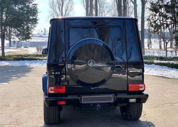 Джип Mercedes Benz G63 оренда прокат без водія з водієм на весілля мерс кубік гелентваген