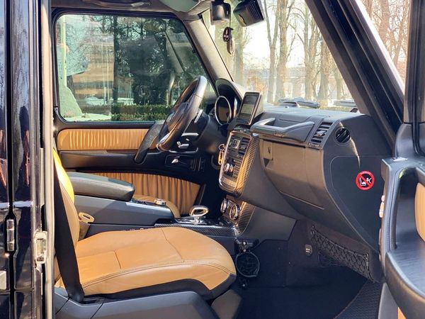 Джип Mercedes Benz G63 оренда прокат без водія з водієм на весілля мерс кубік гелентваген