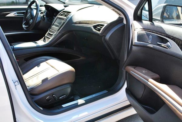 Lincoln MKZ Hybrid на прокат с водителем