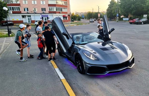 Прокат кабриолет Chevrolet Corvette Targa серый для съемки фотосессии свадьбы