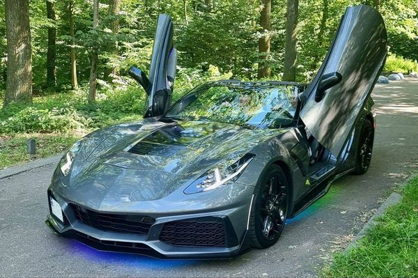 Прокат кабриолет Chevrolet Corvette Targa серый для съемки фотосессии свадьбы