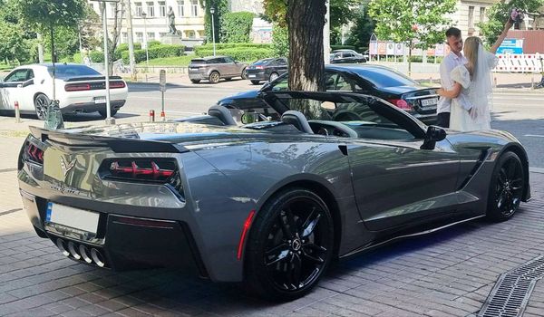 Прокат кабриолет Chevrolet Corvette Targa серый для съемки фотосессии свадьбы