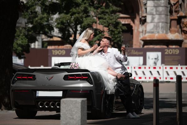 Прокат кабриолет Chevrolet Corvette Targa серый для съемки фотосессии свадьбы