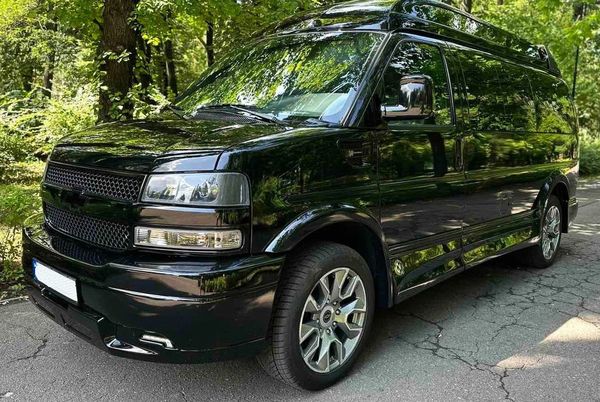 Мікроавтобус Chevrolet Express замовити з водієм на весілля