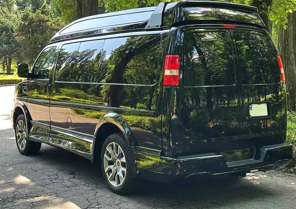Мікроавтобус Chevrolet Express замовити з водієм на весілля