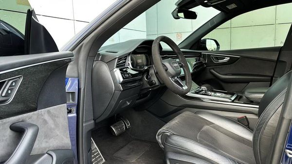 Джип Audi Q8 синий прокат аренда c водителем без водителя 