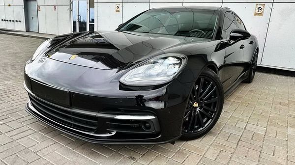 Прокат Porsche Panamera 4S E-Hybrid у Києві без водія на весілля фотосесію