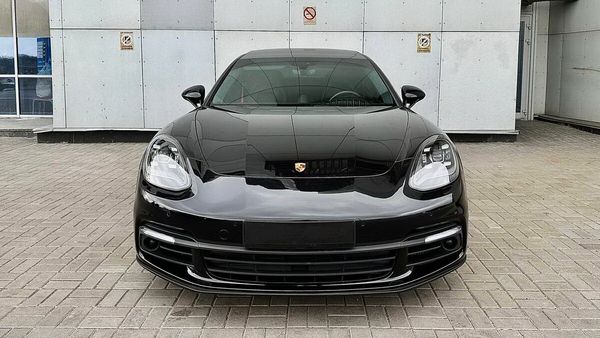 Прокат Porsche Panamera 4S E-Hybrid у Києві без водія на весілля фотосесію
