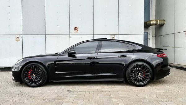 Прокат Porsche Panamera 4S E-Hybrid у Києві без водія на весілля фотосесію
