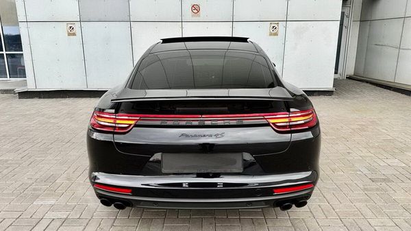 Прокат Porsche Panamera 4S E-Hybrid у Києві без водія на весілля фотосесію