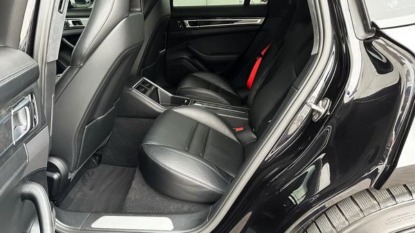 Прокат Porsche Panamera 4S E-Hybrid у Києві без водія на весілля фотосесію