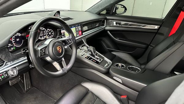 Прокат Porsche Panamera 4S E-Hybrid у Києві без водія на весілля фотосесію