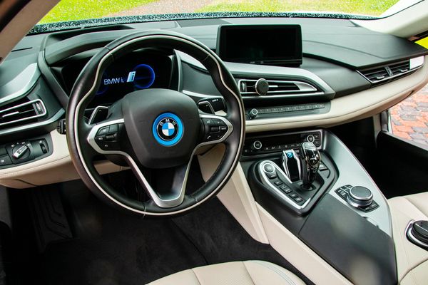 Аренда спорткара BMW I8 2017 на прокат с водителем спорткар тест драйв