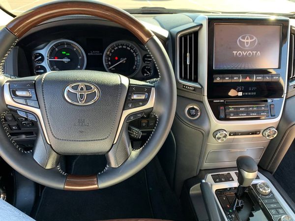 Аренда внедорожника Toyota Land Cruiser 200 черный джип тойота ленд крузер