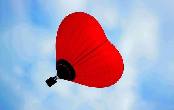 полет на воздушном шаре в форме Сердца предложение свидание на воздушном шаре