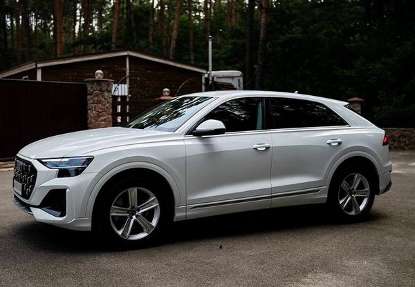 Внедорожник Audi Q8 белый джип с водителем без водителя на прокат на свадьбу