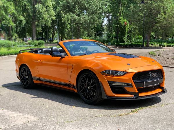 Ford Mustang GT оранжевый кабриолет взять на прокат без водителя арендовать с водителем на съемки