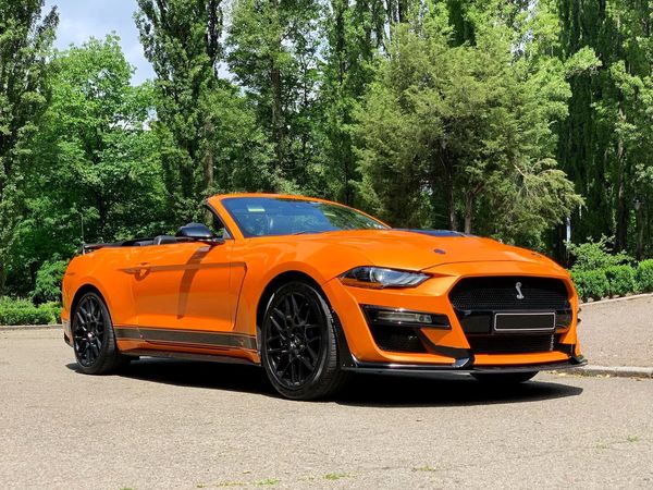 Ford Mustang GT оранжевый кабриолет взять на прокат без водителя арендовать с водителем на съемки