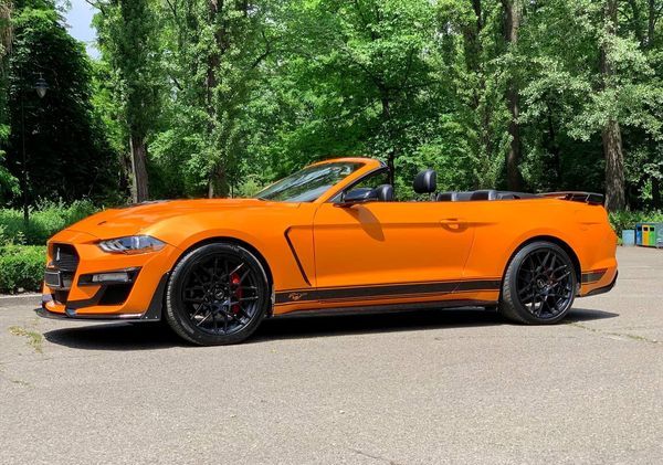 Ford Mustang GT оранжевый кабриолет взять на прокат без водителя арендовать с водителем на съемки