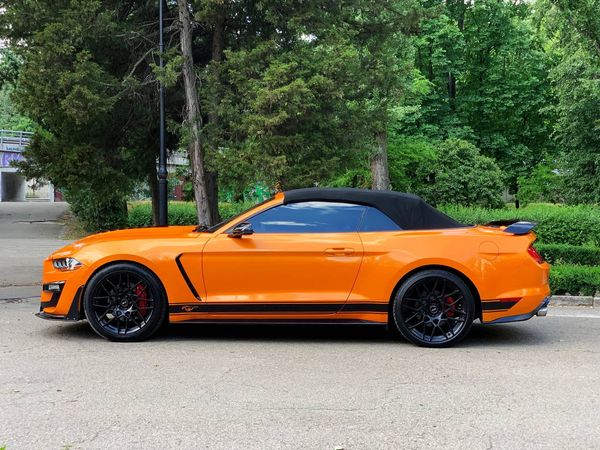 Ford Mustang GT оранжевый кабриолет взять на прокат без водителя арендовать с водителем на съемки