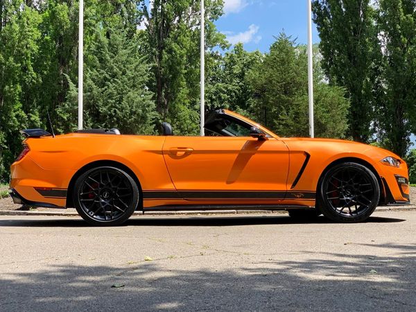 Ford Mustang GT оранжевый кабриолет взять на прокат без водителя арендовать с водителем на съемки