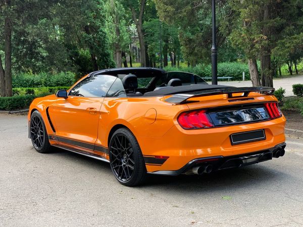 Ford Mustang GT оранжевый кабриолет взять на прокат без водителя арендовать с водителем на съемки