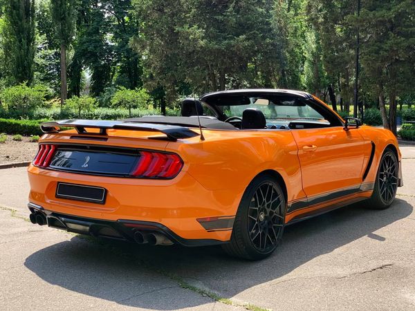 Ford Mustang GT оранжевый кабриолет взять на прокат без водителя арендовать с водителем на съемки