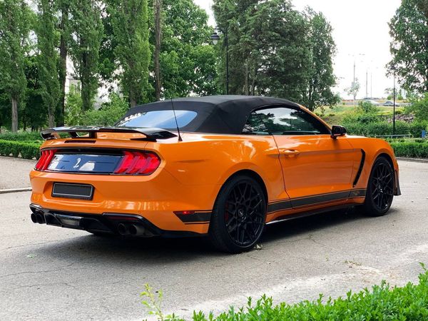 Ford Mustang GT оранжевый кабриолет взять на прокат без водителя арендовать с водителем на съемки