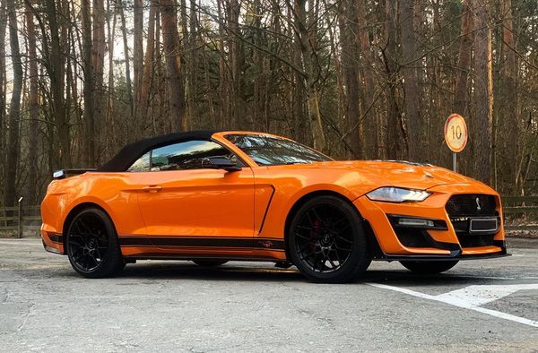 Ford Mustang GT оранжевый кабриолет взять на прокат без водителя арендовать с водителем на съемки