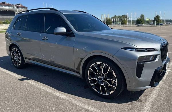 Оренда BMW X7 40D 2024 рік cірий з водієм