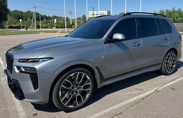 Оренда BMW X7 40D 2024 рік cірий з водієм