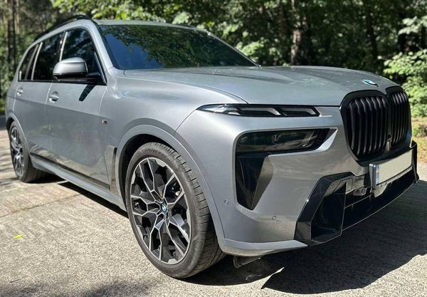 Оренда BMW X7 40D 2024 рік cірий з водієм