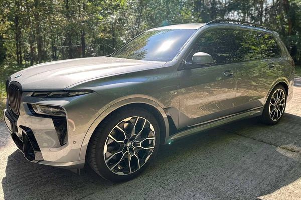 Оренда BMW X7 40D 2024 рік cірий з водієм