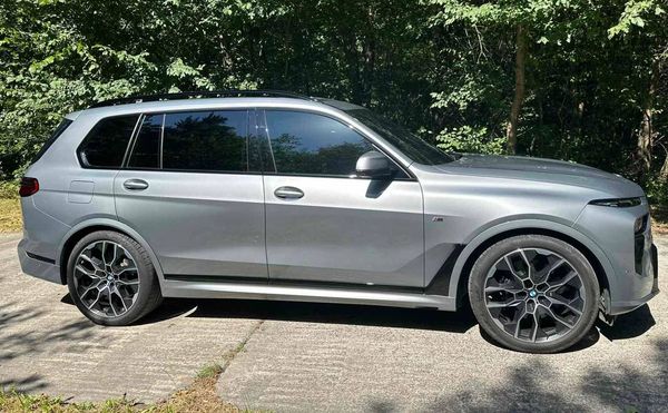 Оренда BMW X7 40D 2024 рік cірий з водієм