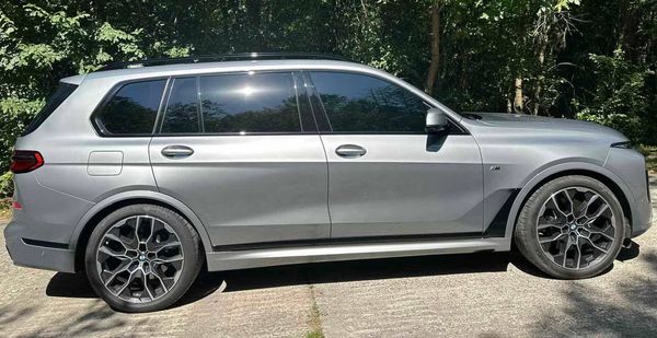 Оренда BMW X7 40D 2024 рік cірий з водієм