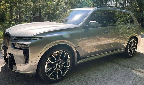 Оренда BMW X7 40D 2024 рік cірий з водієм