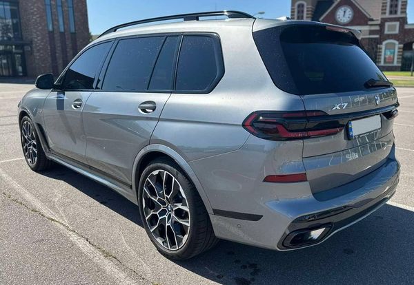 Оренда BMW X7 40D 2024 рік cірий з водієм