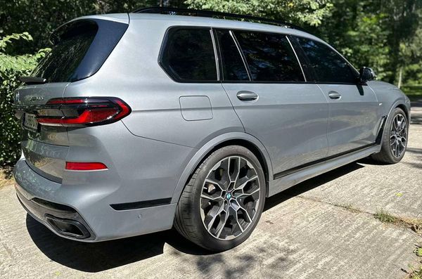 Оренда BMW X7 40D 2024 рік cірий з водієм
