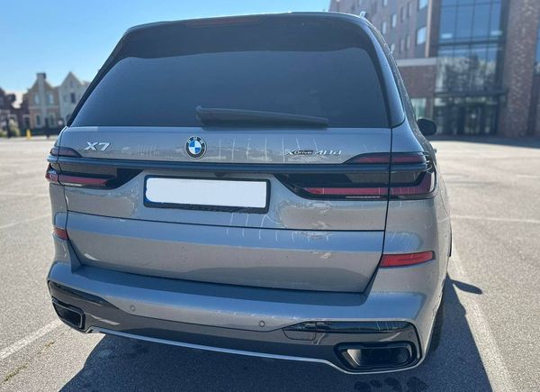 Оренда BMW X7 40D 2024 рік cірий з водієм